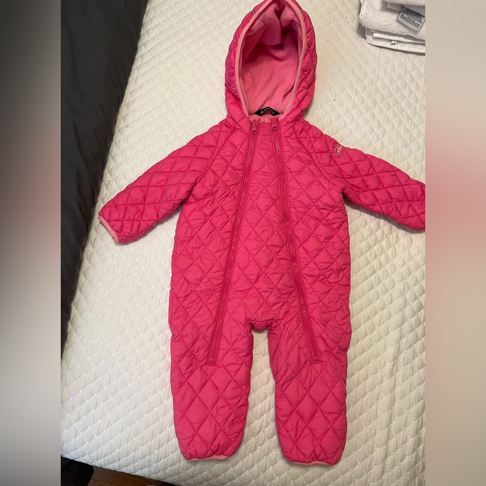Kids snow suit in pink.